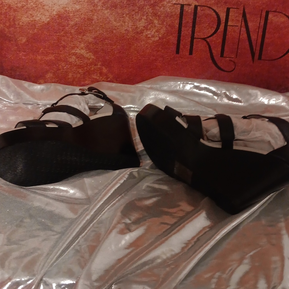 Michael Kors dressy Wedge Sandal (NEW) W/O tags Size 6 Gorgeous💖 - Picture 3 of 5